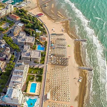 Warm Seaside Flat In Hotel